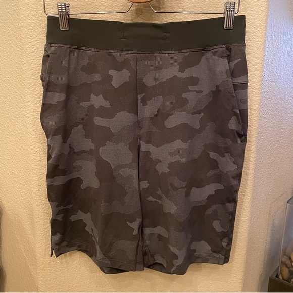 LULULEMON Men Olive Camo Athletic Shorts Size Medium - Picture 1 of 5